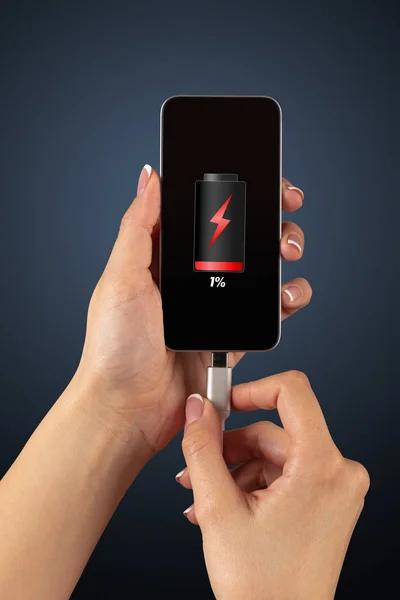 Telefono di ricarica a mano con batteria scarica — Foto Stock