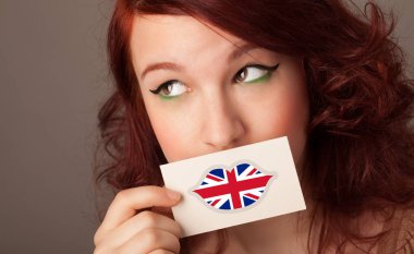 Birleşik Krallık bayrak kartı tutan kişi