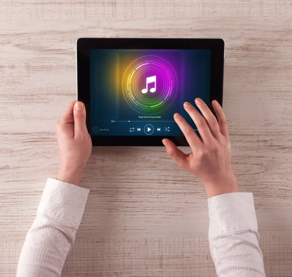 Tableta de mano con concepto de reproducción de música — Foto de Stock