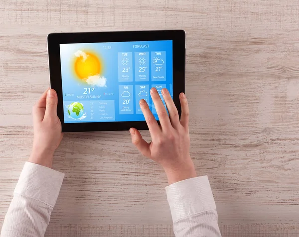 Wetter von Hand auf Tablet prüfen — Stockfoto