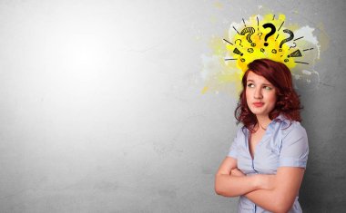 Soru işaretleri olan iş adamı 