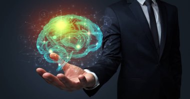 İnsan beyni elinde tutan adam