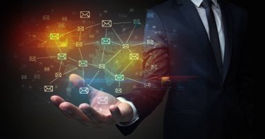 İletişim sembolleri tutan işadamı