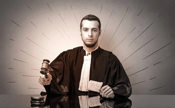 Oldscool a fiatal bíró annak eldöntésében, ruha — Stock Fotó