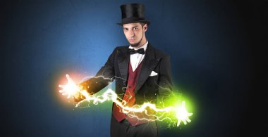 Sihirbaz enerji elleri arasında