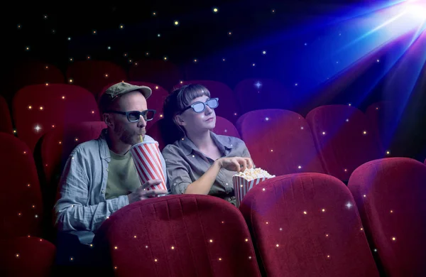 3 d 映画を見て素敵なカップル — ストック写真