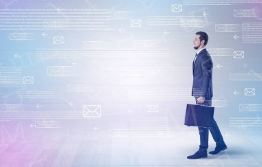 İşadamı ile posta kavramı yürüyüş