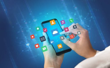 Smartphone uygulama simgeleri ile kullanarak ele 