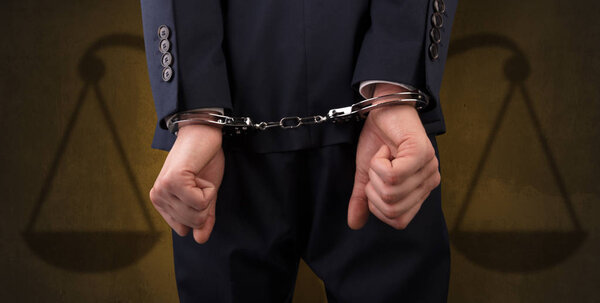 Арестованный мужчина с равновесием на фоне
