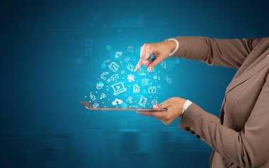 El tutma tablet tebeşir çizilmiş sembolleri yukarıda bulunan