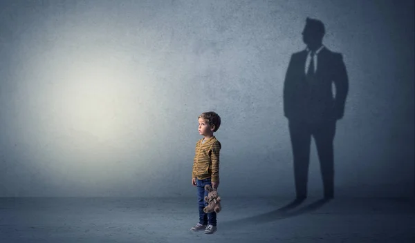 Kleiner Junge mit Geschäftsmann-Schatten — Stockfoto