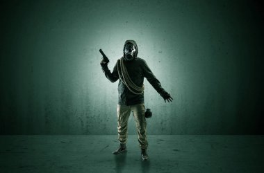 Ajan silah ile karanlık bir alanda