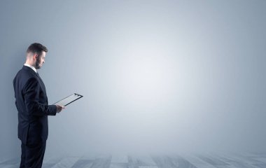 Boş bir alanda ayakta işadamı