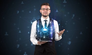 Güvenli bulut kavramı ile işadamı ve tablet