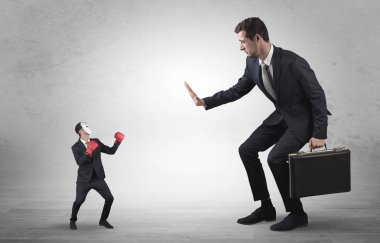 Küçük maskeli işadamı için yalvarıyor işadamı