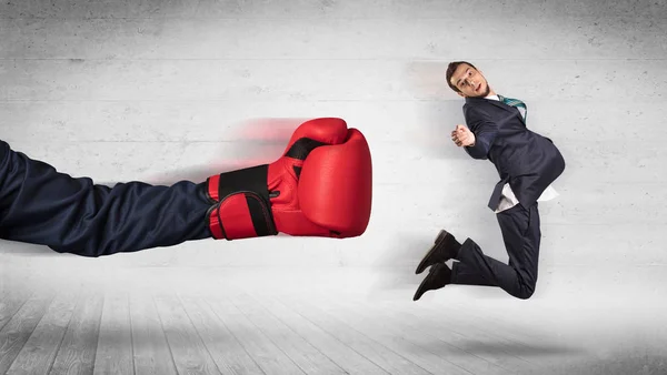 Brazo con guantes de boxeo golpea el concepto de trabajador de oficina —  Fotos de Stock