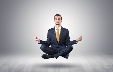 İşadamı bir boşluk kavramı içinde meditasyon