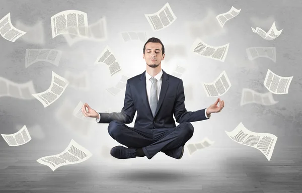 Meditál a repülő papír koncepció üzletember — Stock Fotó
