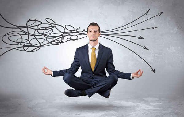 Бизнесмен медитирует с чистой концепцией каракулей
