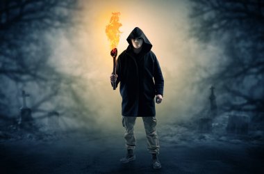 Adam flambeau yanma ile bir çalılık dan geliyor