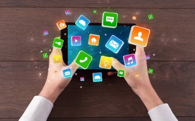 El tablet sıçrama uygulama simgeleri kavramı ile kullanma