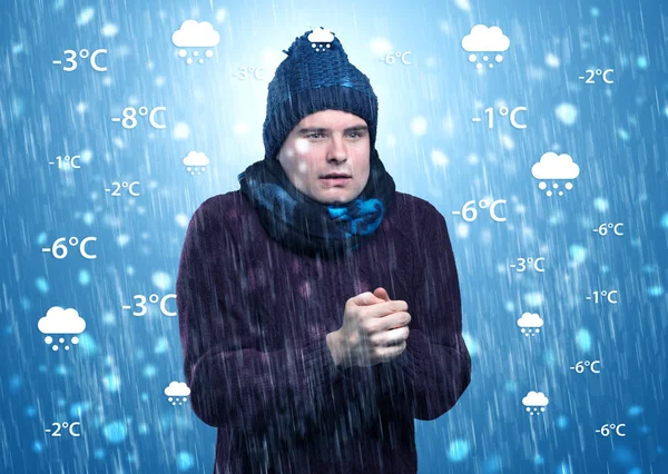 Hava durumu konsepti ile sıcak giysiler içinde buz gibi çocuk