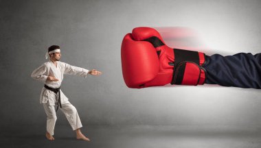 Küçük adam büyük kırmızı Boks eldiveni ile mücadele