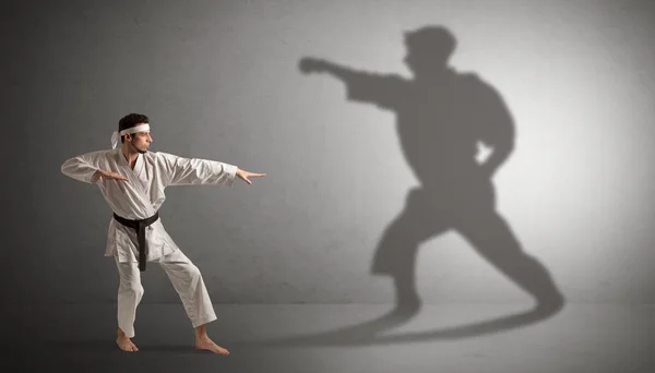 Karate-Mann konfrontiert sich mit seinem eigenen Schatten — Stockfoto