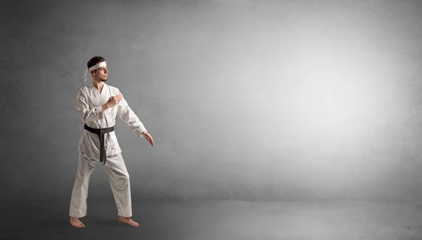 Pequeño karate luchando en un espacio vacío —  Fotos de Stock