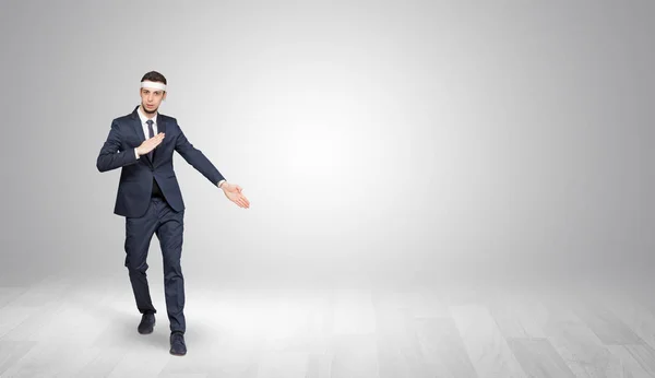 Empresario luchando en un espacio vacío — Foto de Stock