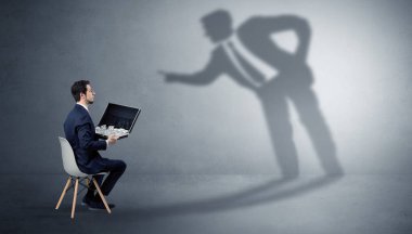 Kalmak ve maddeleri bir gölge adam sunan iş adamı