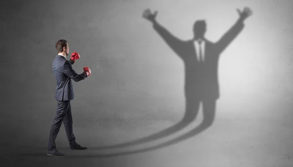 Empresário lutando com uma sombra de empresário desarmado — Fotografia de Stock