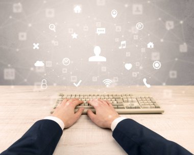 Sosyal Medya Icons çevresinde yazarak zarif işadamı el