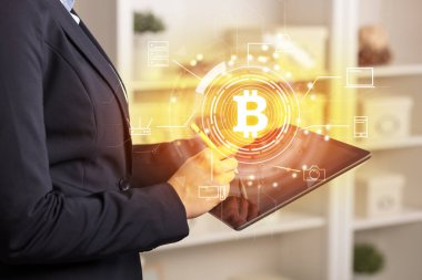 İş kadını ev ofis ruh bitcoin bağlantı ağ kavramı ile tablet kullanma