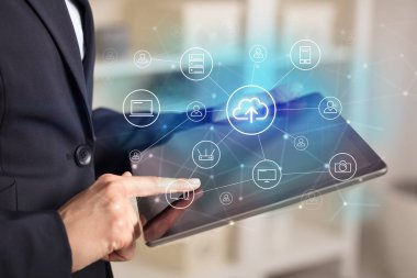 İş kadını tablet bulut teknoloji kavramı ile kullanma