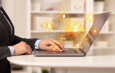 Bitcoin bağlantı ağı ve online kavramı ile dizüstü bilgisayar üzerinde çalışan iş kadın