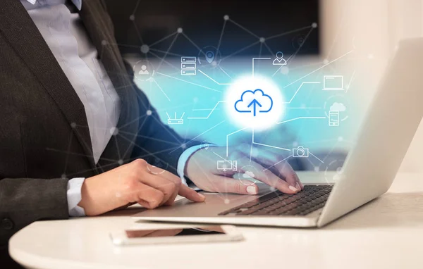 Mulher de negócios trabalhando em seu laptop com armazenamento on-line e conceito de tecnologia em nuvem — Fotografia de Stock