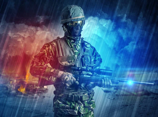 Soldato armato in piedi nel mezzo di una tempesta di sabbia — Foto Stock