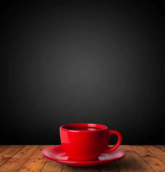 Чашка напитка на столе — стоковое фото
