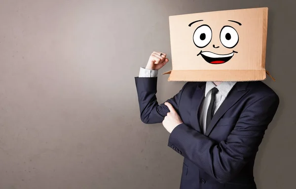 Jongen met gelukkig kartonnen doos gezicht — Stockfoto