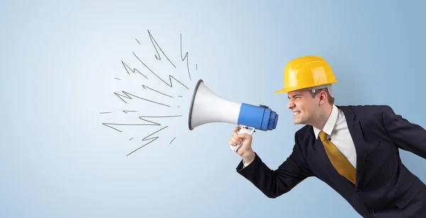 Jovem arquiteto gritando com megafone — Fotografia de Stock