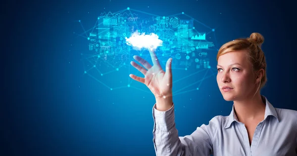 Femme touchant l'hologramme du système nuage — Photo
