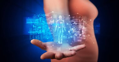 Hologram Projeksiyon sağlık konsepti ile tutan genç kişi