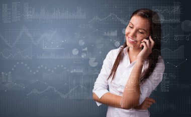 Grafik ve ön raporda ile telefonda konuşan kişi