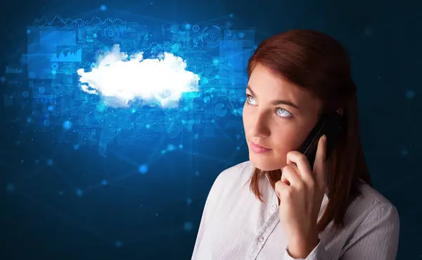 Лицо, говорящее по телефону с концепцией облачных технологий — стоковое фото