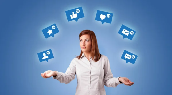 Osoba žonglovat s sociální media symboly — Stock fotografie