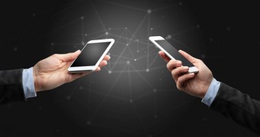 Akıllı telefonlar holding iki eller yakın çekim