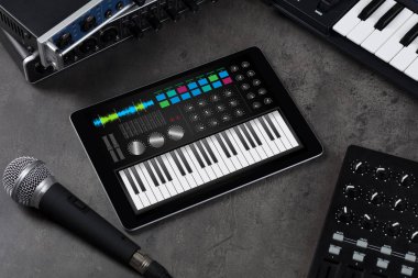 Tablet ve müzik aleti kavramı üzerinde piyano app