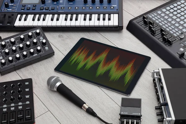 Tablet e instrumentos musicais electrónicos — Fotografia de Stock