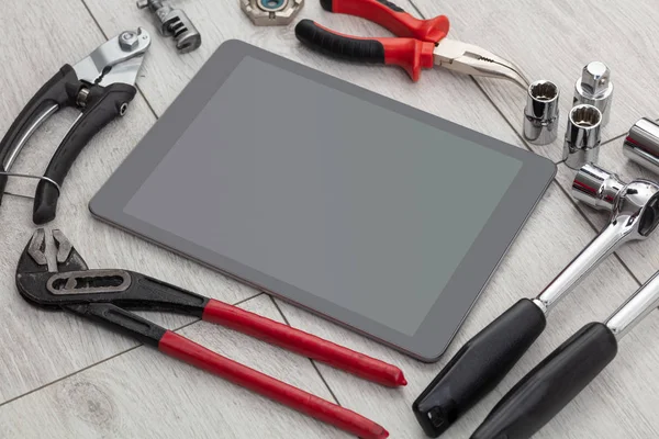 Ev aletleri ve tablet ile boş perde — Stok fotoğraf